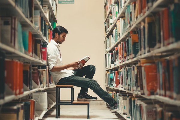 Comment concevoir un coin lecture cosy dans une bibliothèque de maison?