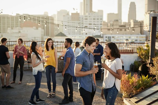 Comment aménager une terrasse en rooftop pour des soirées estivales?