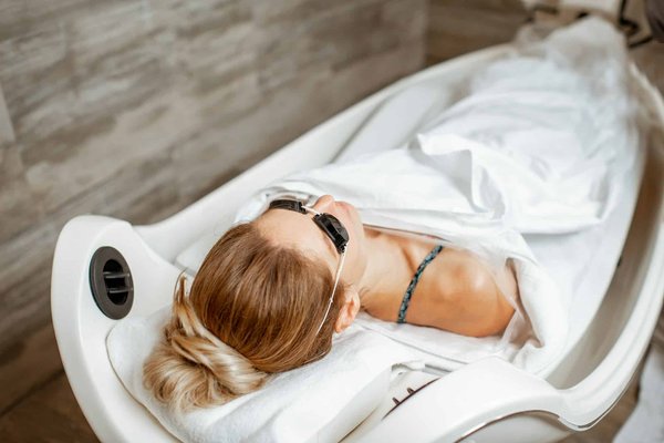 Quelles sont les options pour installer un spa intérieur dans une petite salle de bain ?